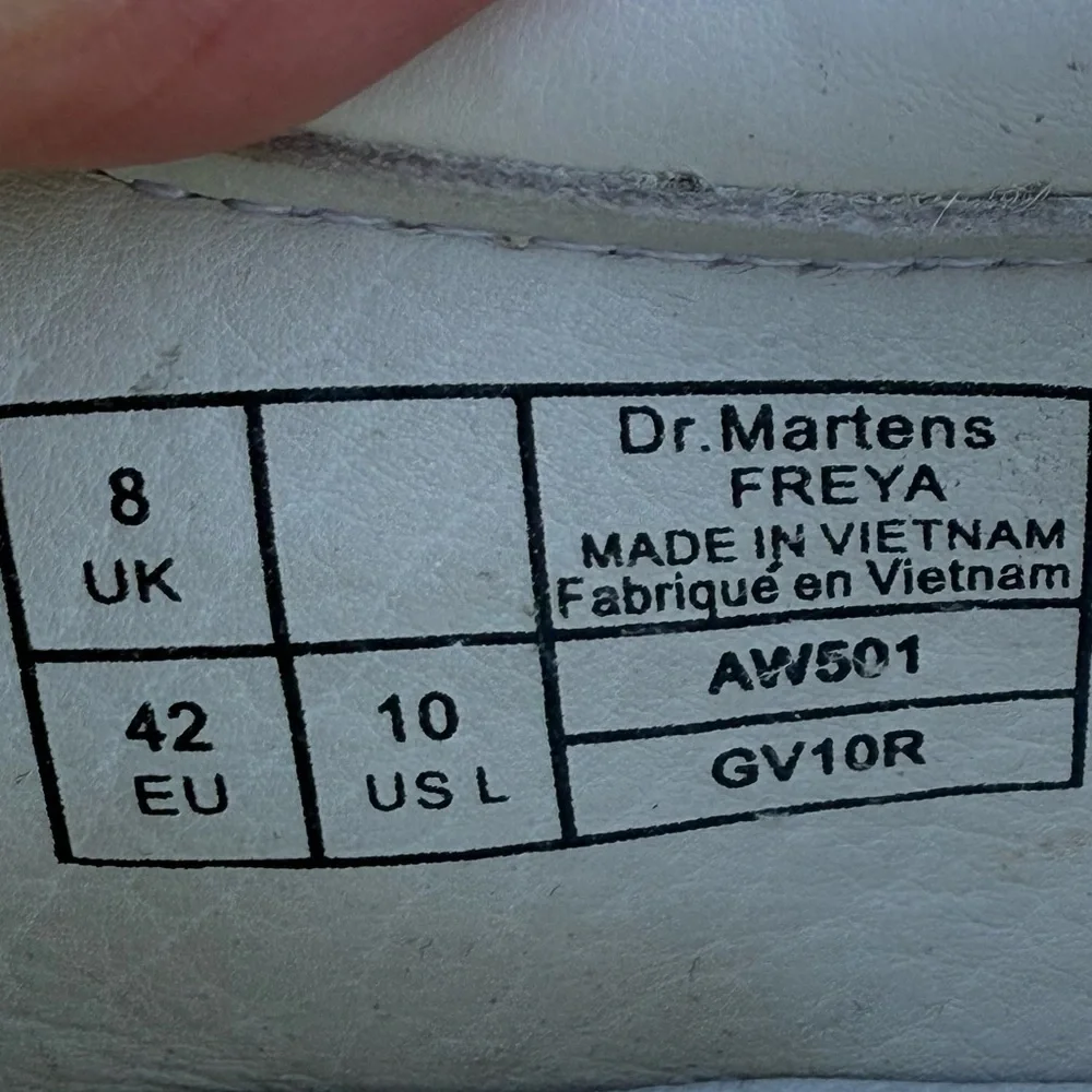 DR MARTENS FREYA WOMENS White Shoes Straps Size 10 L like new with defect